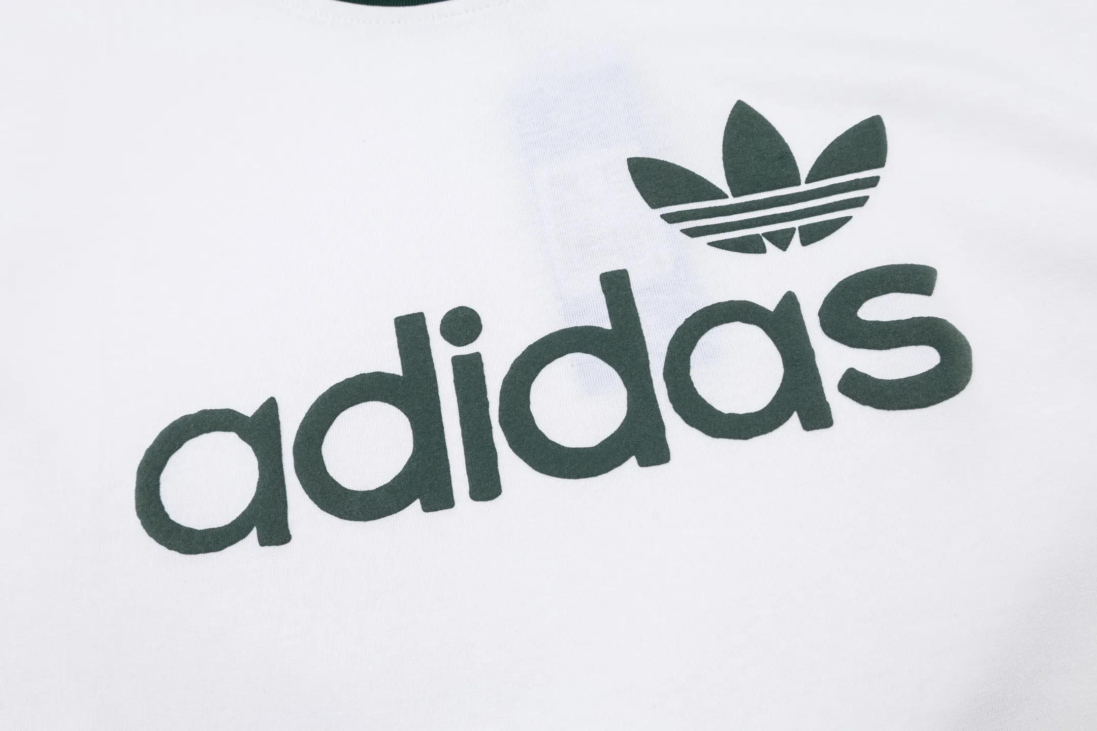 Adidas clover letter foam short-sleeved T-shirt Classic Black White color, pure cotton material is skin-friendly and breathable, super comfortable for daily wear! White round neck + cuffs with contrasting design, and the clover logo on the chest is very recognizable✨. The loose fit is suitable for a variety of body types. It can be worn casually with jeans or sweatpants, and you can easily get a casual and sporty style~ It can be easily used for daily travel, sports, and leisure! Style number: A 179# Color: Black White Size: S M L XL XXL